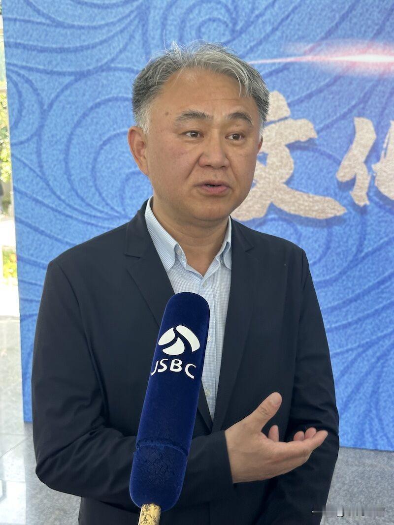 别光逮着南博前任院长徐湖平骂，现任院长才是这场闹剧里的“隐形黑手”！大家都被带偏