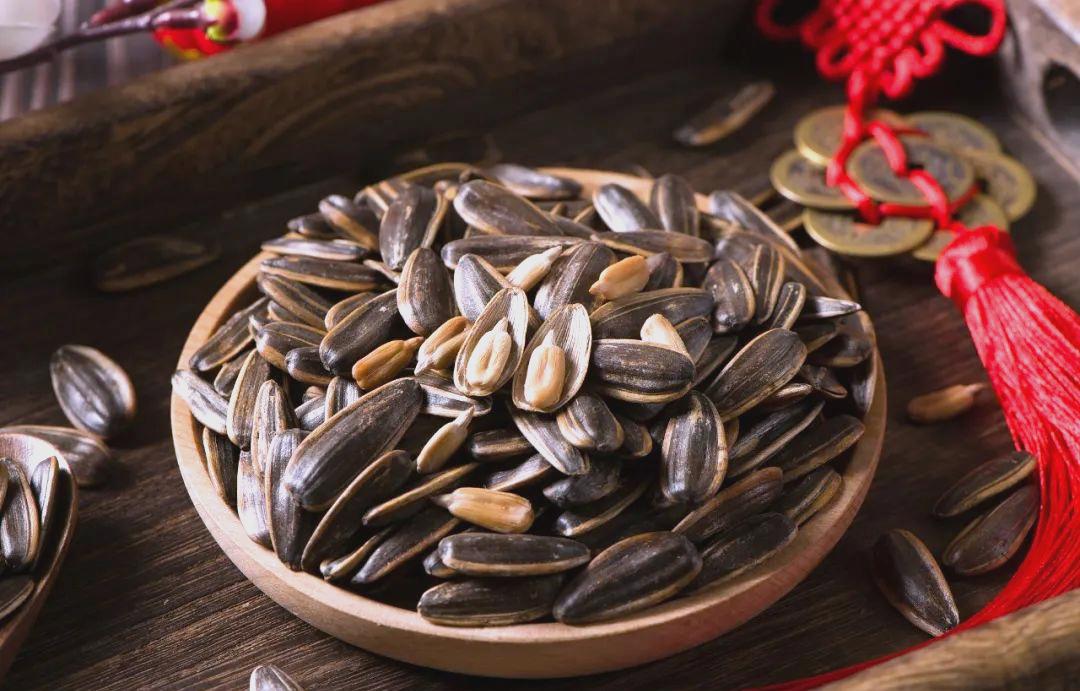 中国人嗑瓜子，刻在骨子里的千年习惯，从汉代火到现在中国人对瓜子的喜爱，真的刻
