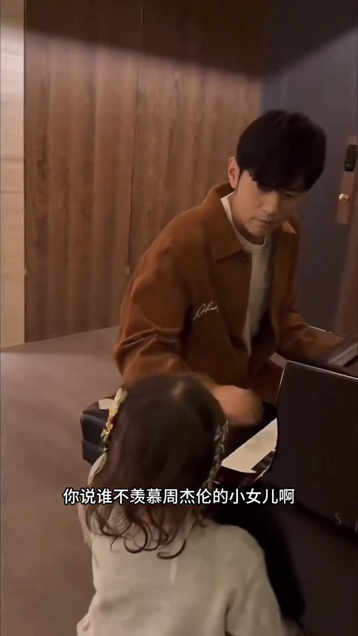 这个爸爸又酷又帅。你说谁不羡慕周杰伦的小女儿？6月25日，周杰伦抵达北京为鸟巢