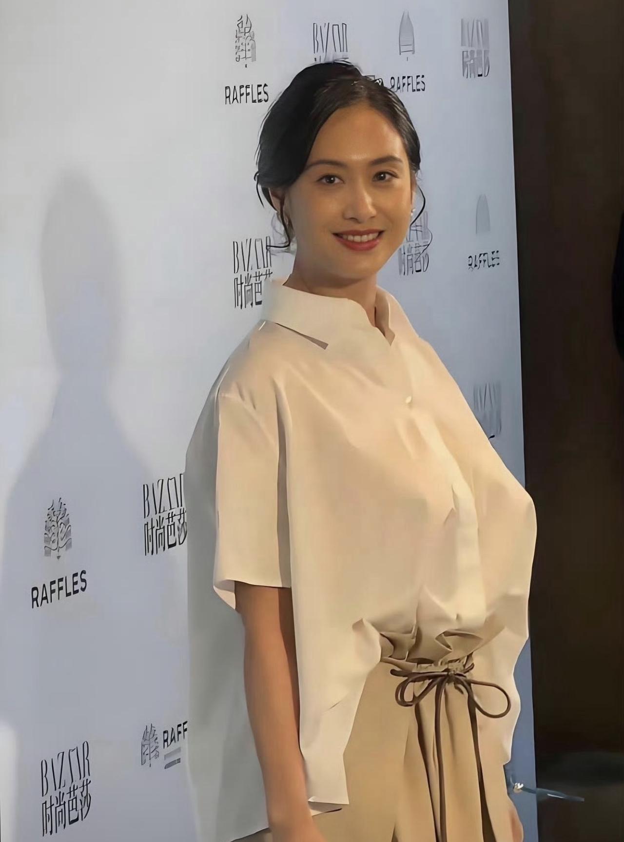 不是，朱茵你这是干啥呀！挺豪放啊！真空！！！[抠鼻][抠鼻][抠鼻][抠鼻]