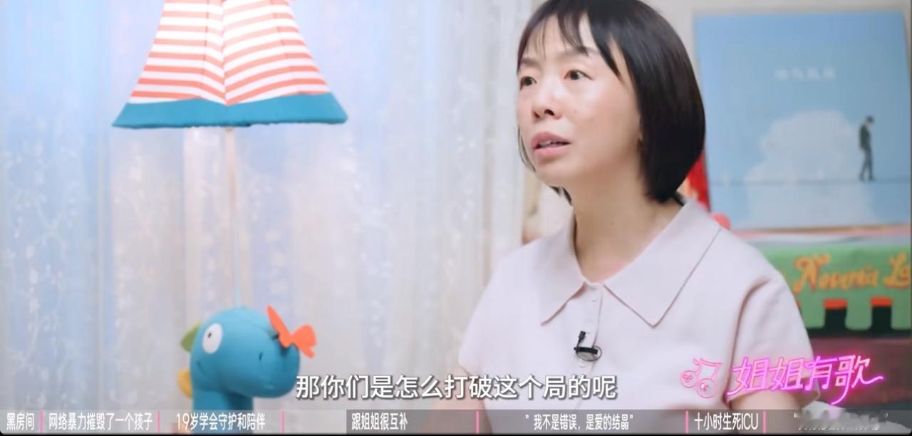 窦佳嫄说跟窦靖童第一次见面很尴尬。窦佳嫄回忆第一次与窦靖童见面，十几岁的年纪，