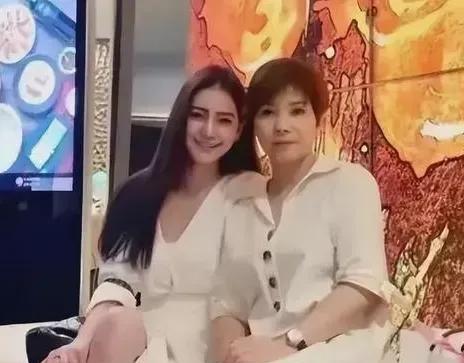 马晓梅最幸运的不是她长的有都漂亮也不是她情商有多高，而是她有一个甘愿为她牺牲的妈