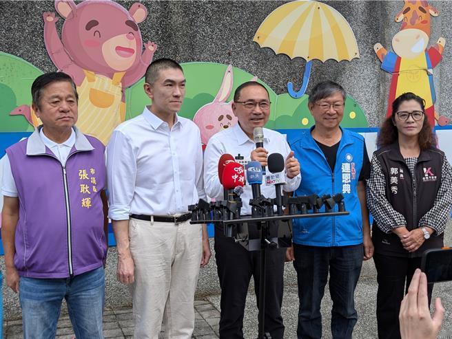 新北市长侯友宜9日上午陪同基隆市长谢国樑赴七堵南兴市场扫街拜票，获得许多摊商及民