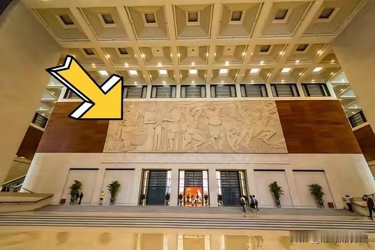 看完了那个副院长被抄家的通报，说实话，那一堆“狗窝”大小的和田玉虽然扎眼，但真没