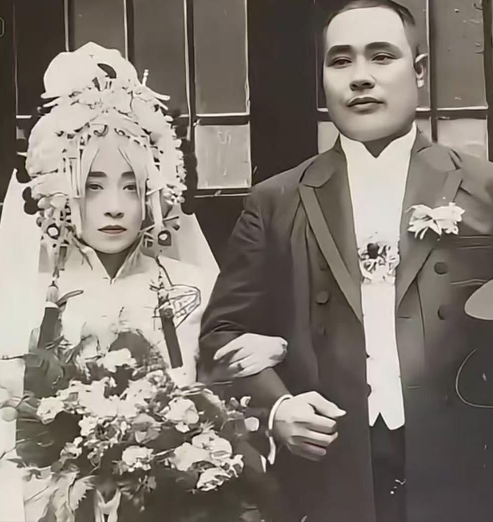 这是晚清名妓赛金花和第三任丈夫魏斯炅的结婚照，都看看吧，谁能想到赛金花已经48岁