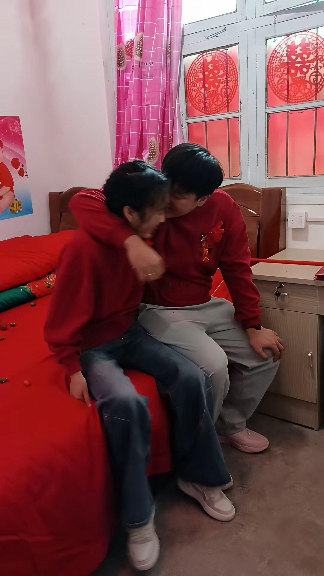 今天参加了侄子的婚礼我的嘴巴张成了大“O”这对00后一身休闲便装没有排场婚车没有
