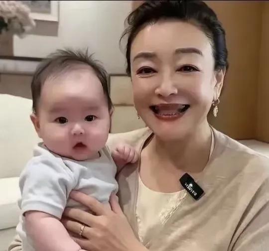 马筱梅儿子小宝有个细节，长得不像爸爸，反倒像隔代亲的奶奶张兰马筱梅前两天晒出儿