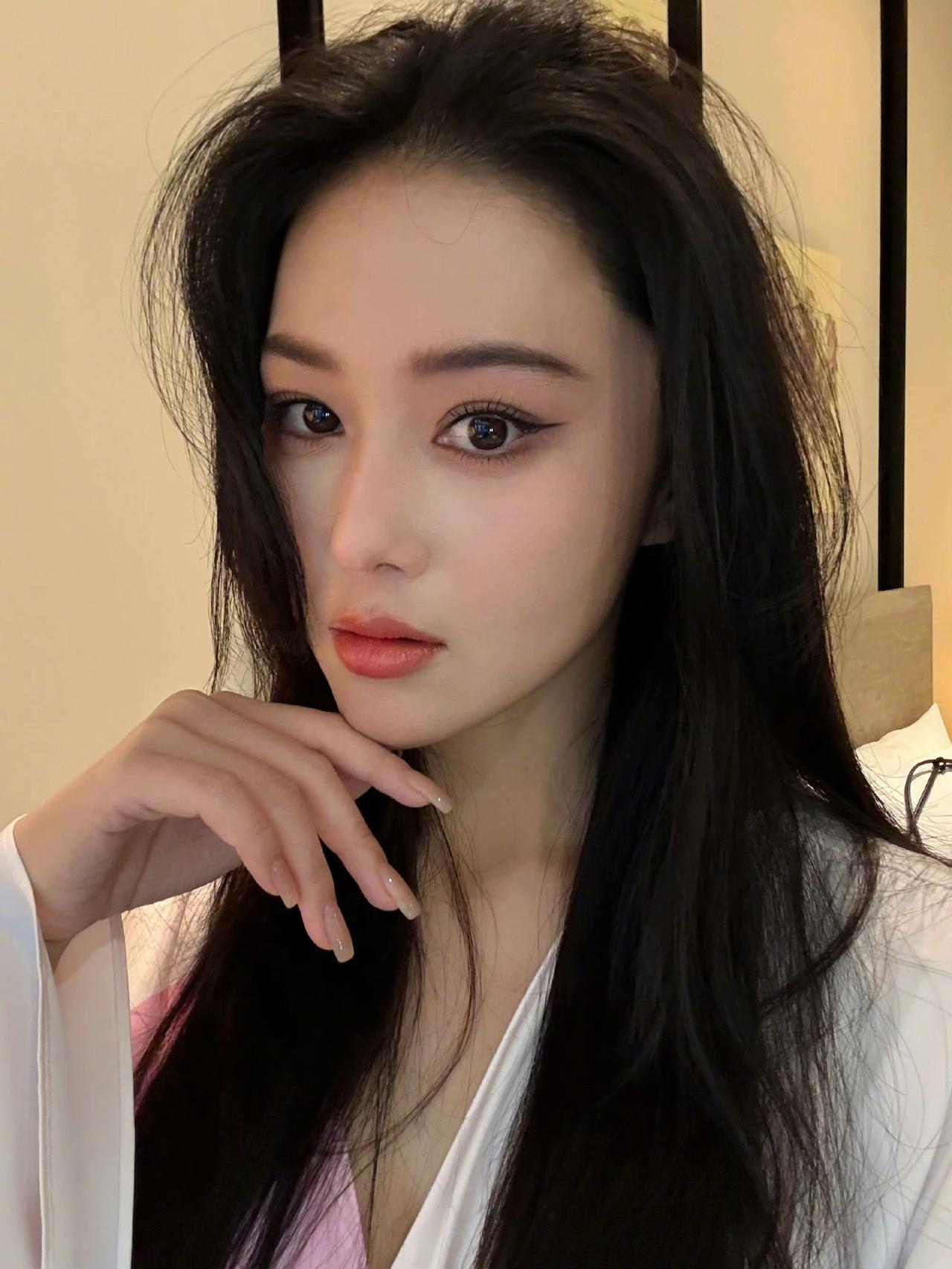 张馨予女神自爆说明天红毯礼服25斤，就这还是好消息？这也太沉了，穿上走路都费劲吧