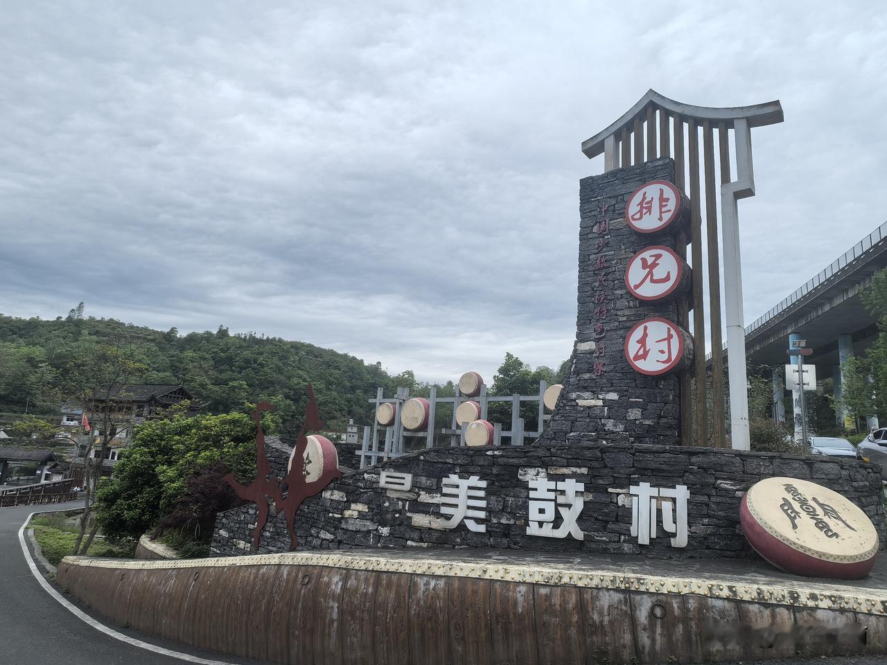 现场实拍！精准扶贫政策让湘西老百姓都过上了好日子！在吉首苗寨，原本破旧的农村如