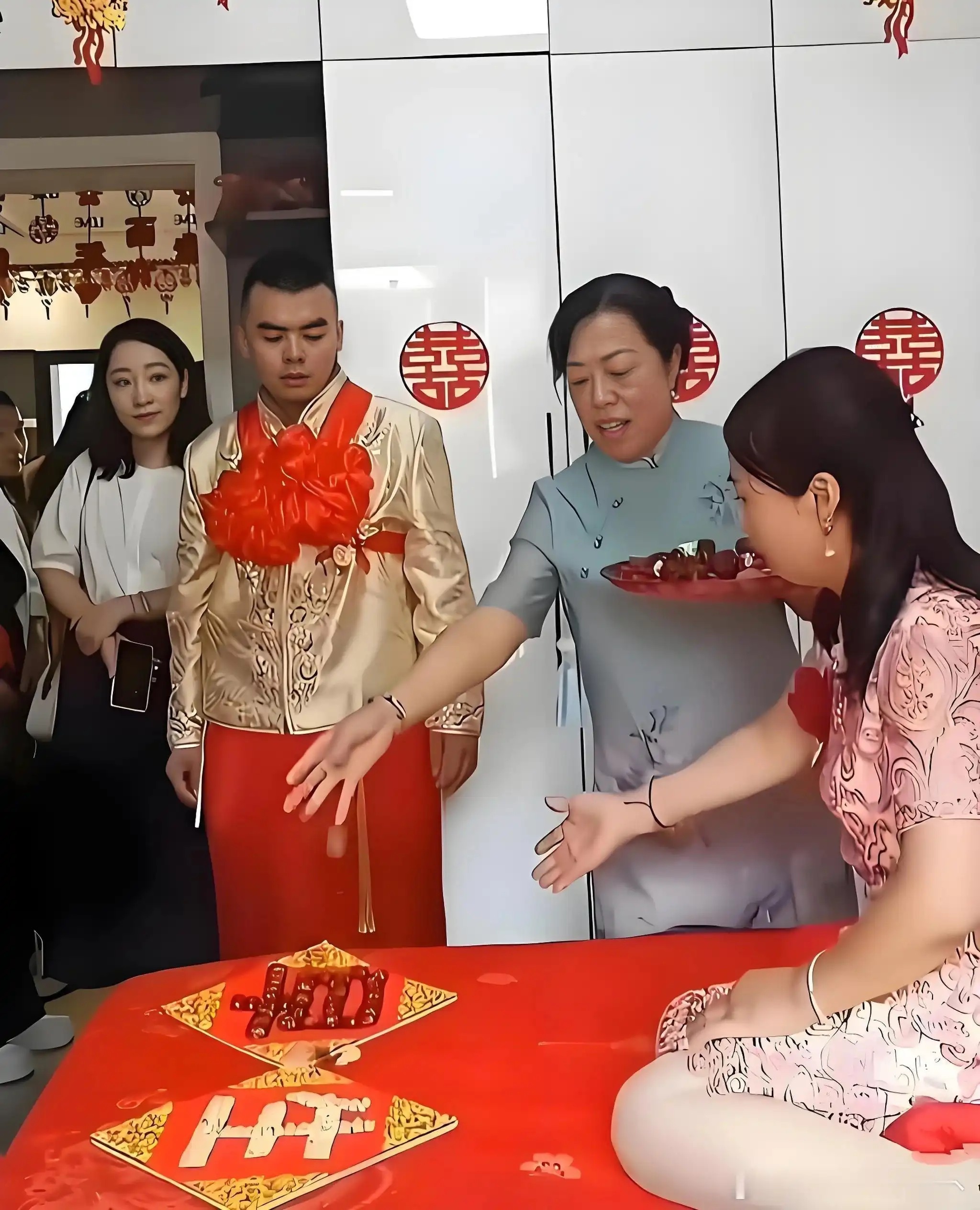 一场婚礼，新娘看起来比婆婆年龄都大！​​​