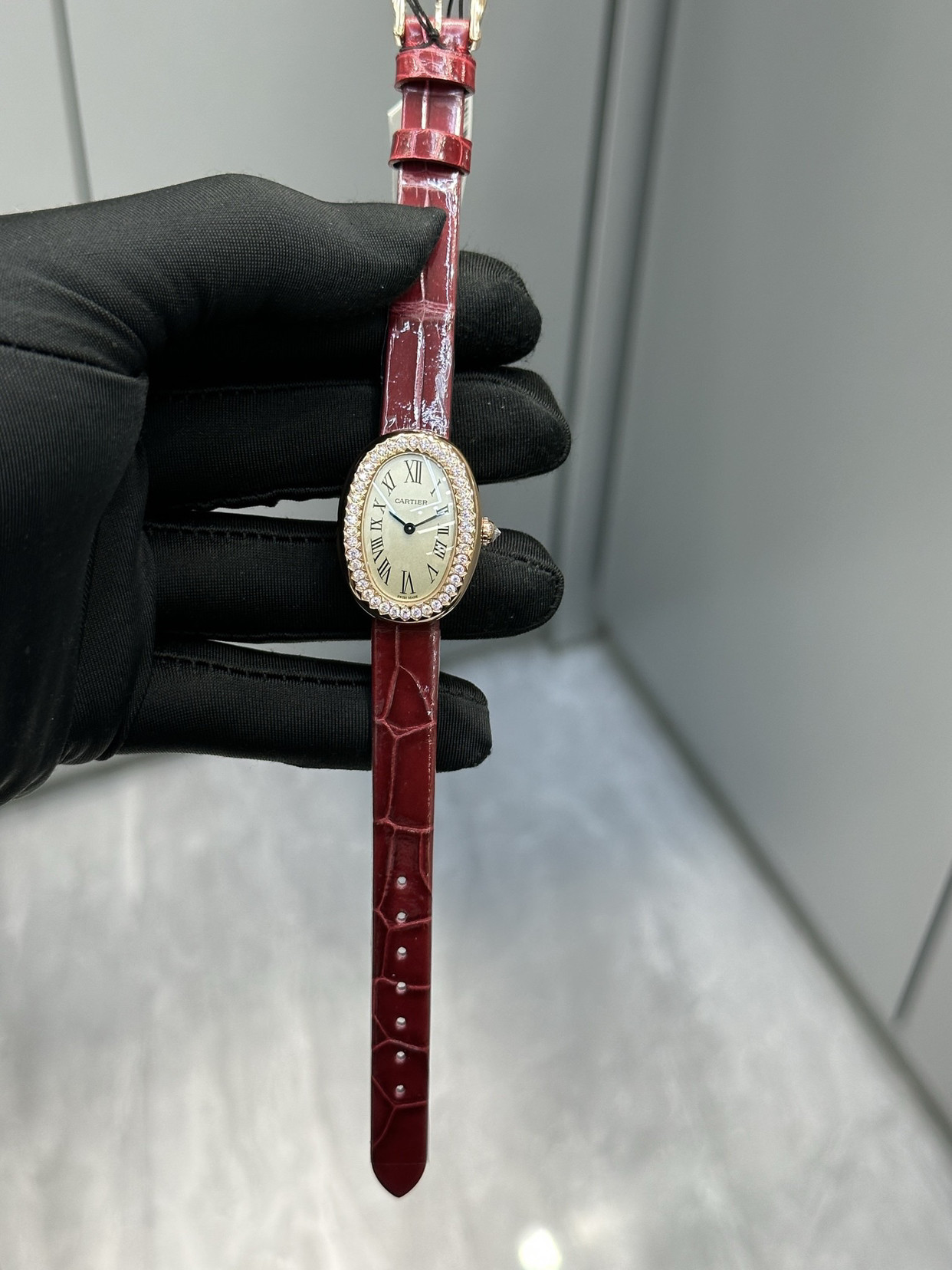 认识卡地亚“浴缸”腕表：优雅的时光异数在卡地亚璀璨的腕表宇宙中，除了经典的坦克（Tank）和蓝气球（