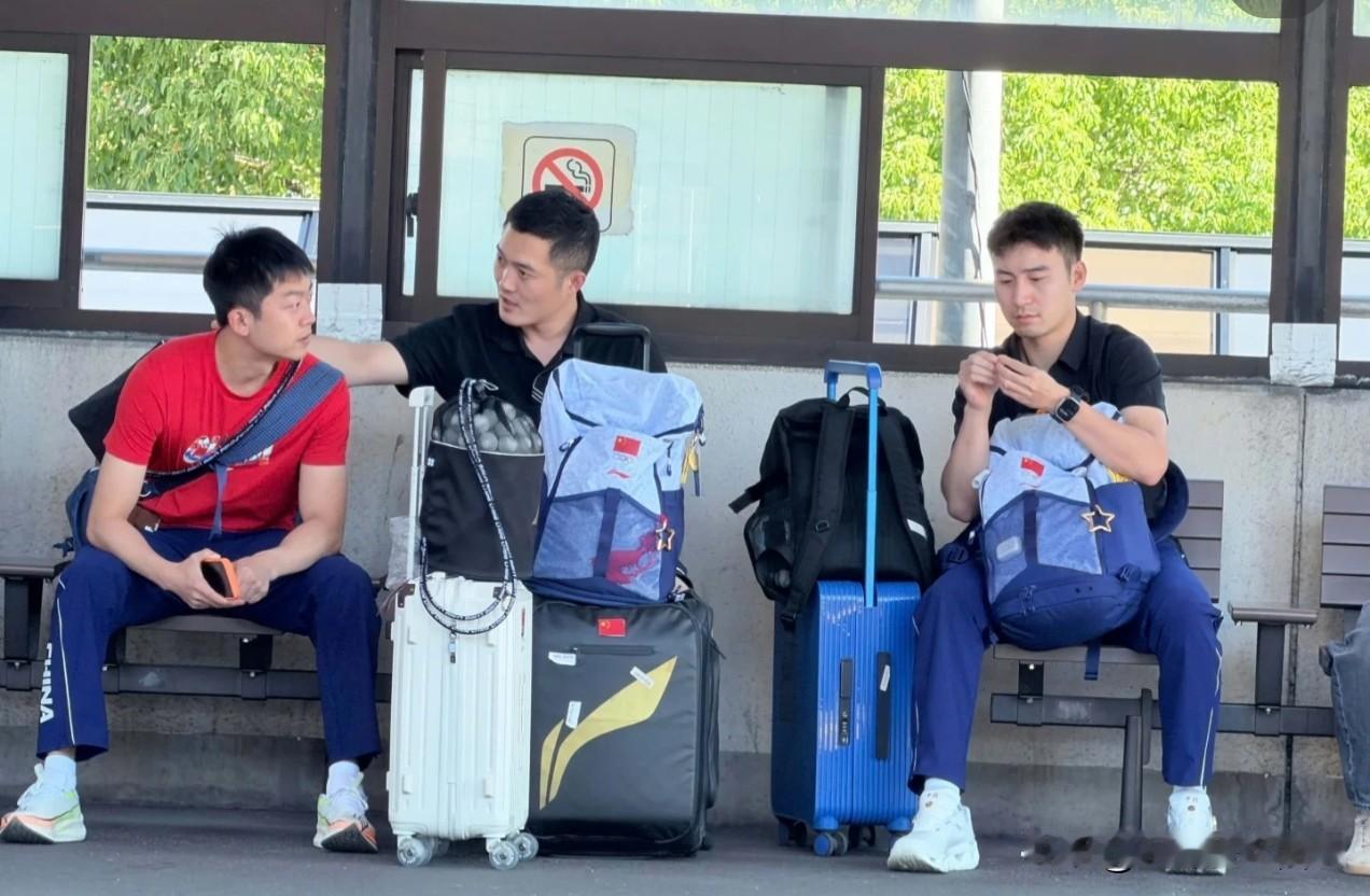 拍到牛牛和袁励岑下训，还有好久不见的体能五竹叔！他们在等班车，看起来他们应该住