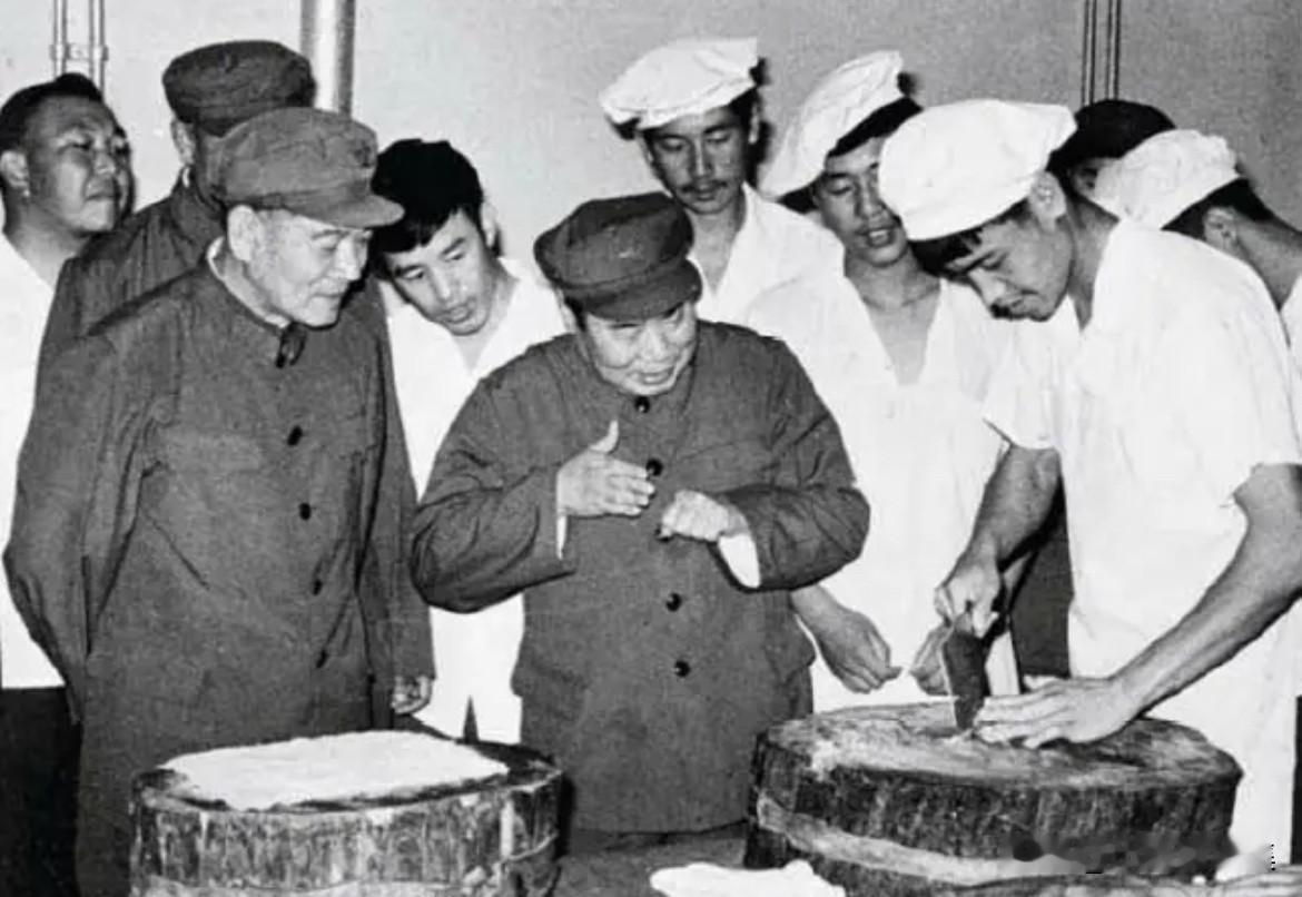 1983年6月20日，解放军总参谋长杨得志（左二）、副总参谋长何正文（左一）看望