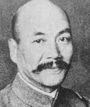 1942年，中国炮兵正在擦拭炮弹，见炮弹受潮，一个炮兵提议：“让我打一炮吧！”这
