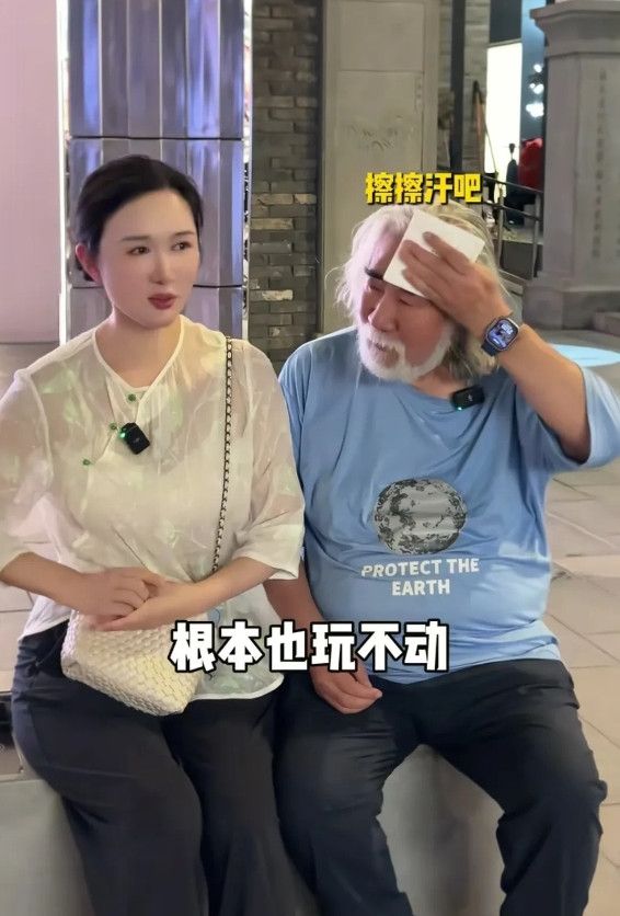 43岁杜星霖给所有女人提了个醒：别等老公年纪大了才一起逛街