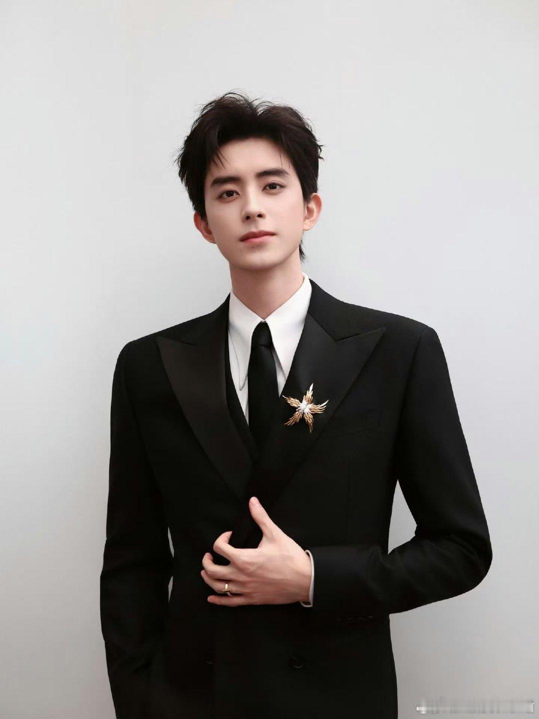 敖瑞鹏被认成张凌赫谁懂啊！粉丝对着敖瑞鹏狂喊张凌赫，他怕不是上了飞机还在复盘：我