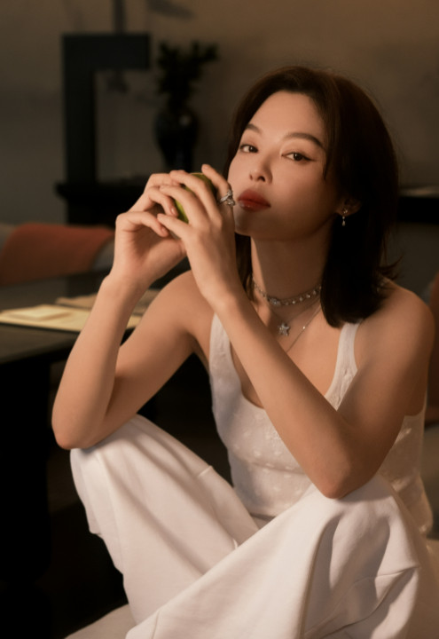 1.辛芷蕾拿下的影后含金量高，出去参加活动都是超一线的C位待遇，经历过抢位后，