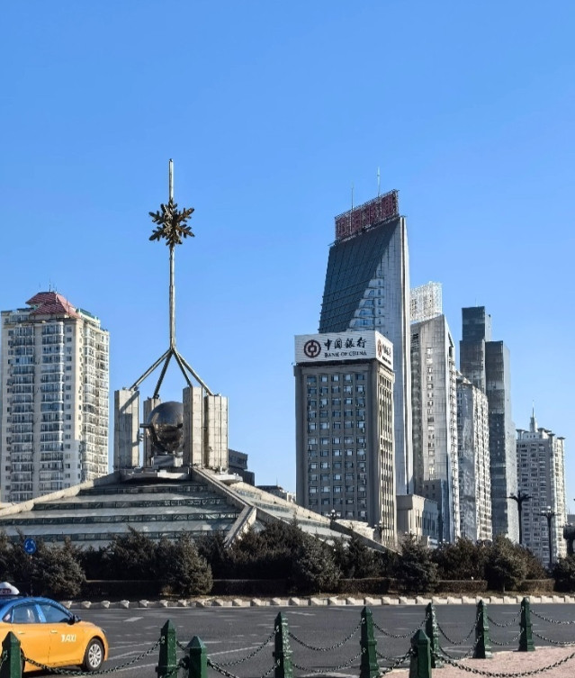 哈尔滨有个外地老板，做建材的，一年收入少说两个亿打底，靠建材发家后，还成了哈尔滨
