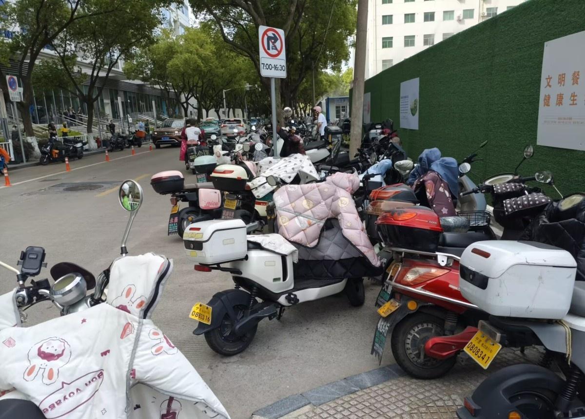 “宁波二院新大楼对面的人行道，白天都停满了电动自行车，从早上8点多就开始堵，一直