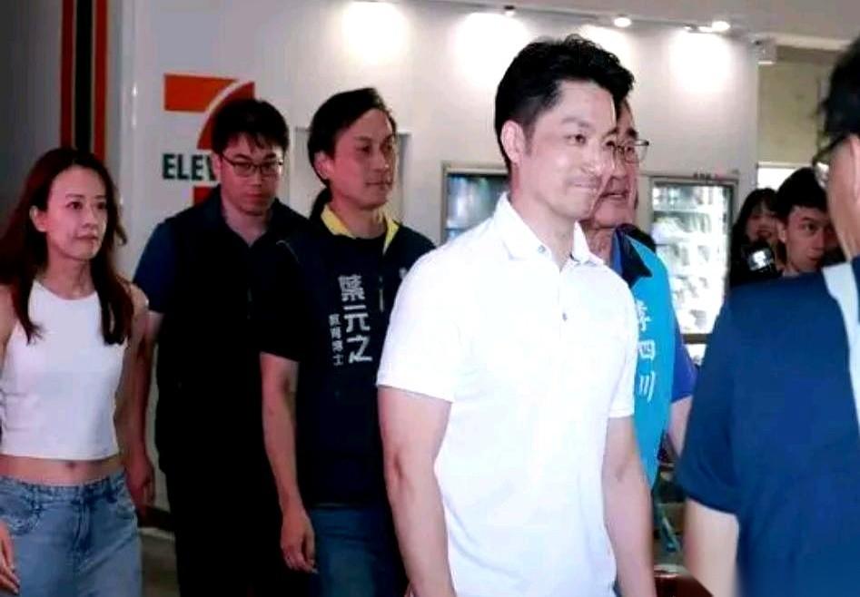 蒋万安对着麦克风刚砸出“倒阁”两个字，绿营的反击就直接贴到了脸上。先是发言人吴