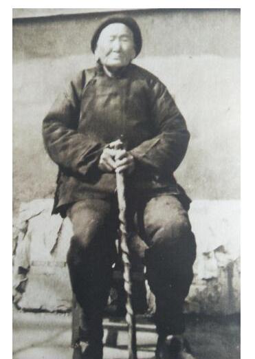 1941年，一位老妇人请“汉奸”侄子吃饭，突然压低声音道“孩子，给我弄300发子