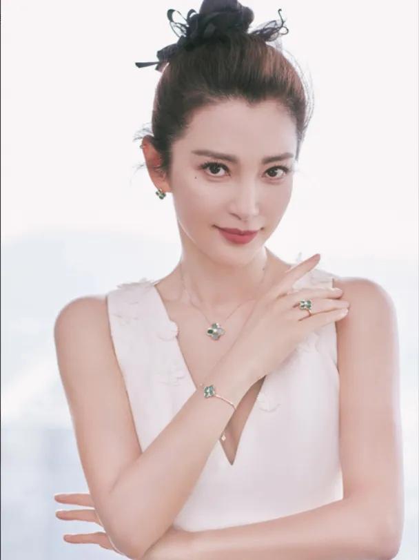 2009年，李冰冰开12万月薪招保姆，有个阿姨来面试，把菜前前后后洗了五六遍才端