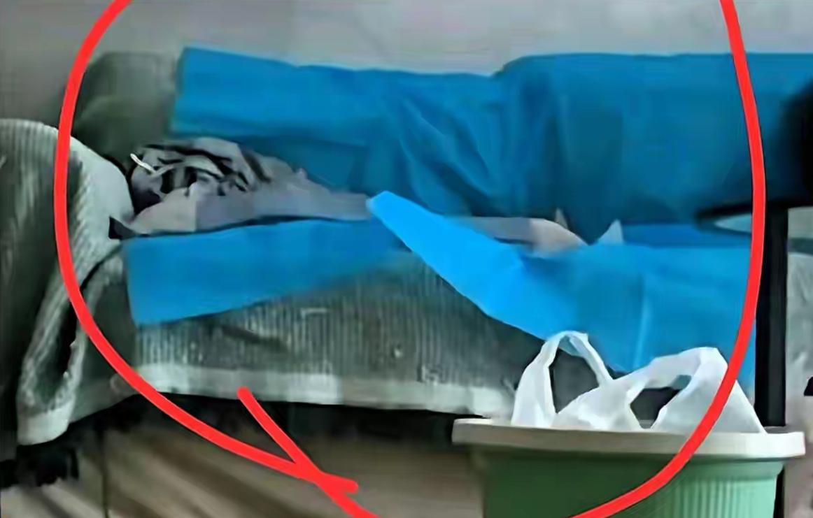 堂堂省医院的泌尿科大主任和眼科大主任躺一起鬼混，竟然抠门到舍不得去买个新床单，却