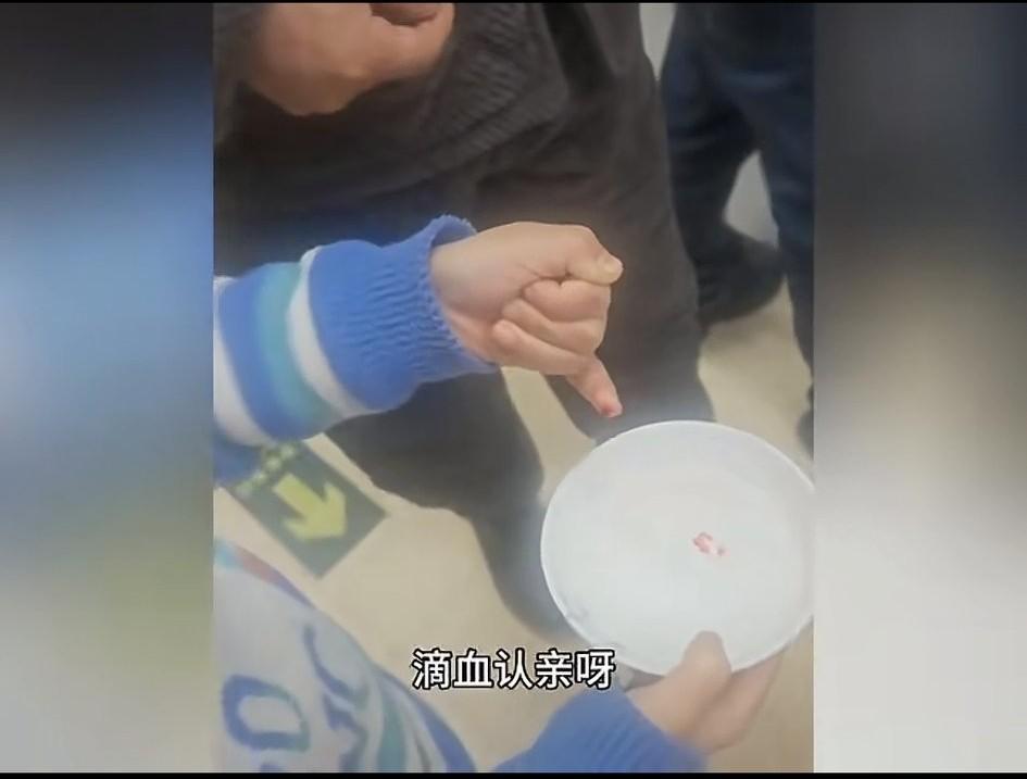 [呲牙笑][呲牙笑]这位小朋友太搞笑了吧，他看电视剧看得入迷了，学着电视里面的情节，