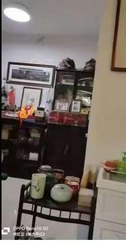 看看这张照片，给大家欣赏一下徐院长家的宝贝，不大的房间被这些藏品占满了，犄角旮