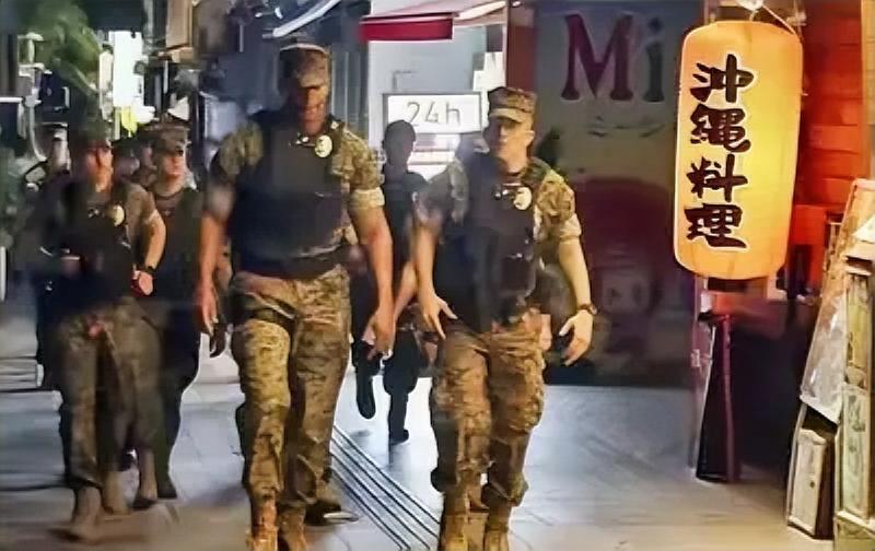 看到这一幕，我惊呆了！美军宪兵队在日本冲绳街头巡逻！注意了，是单独巡逻！遇到男性