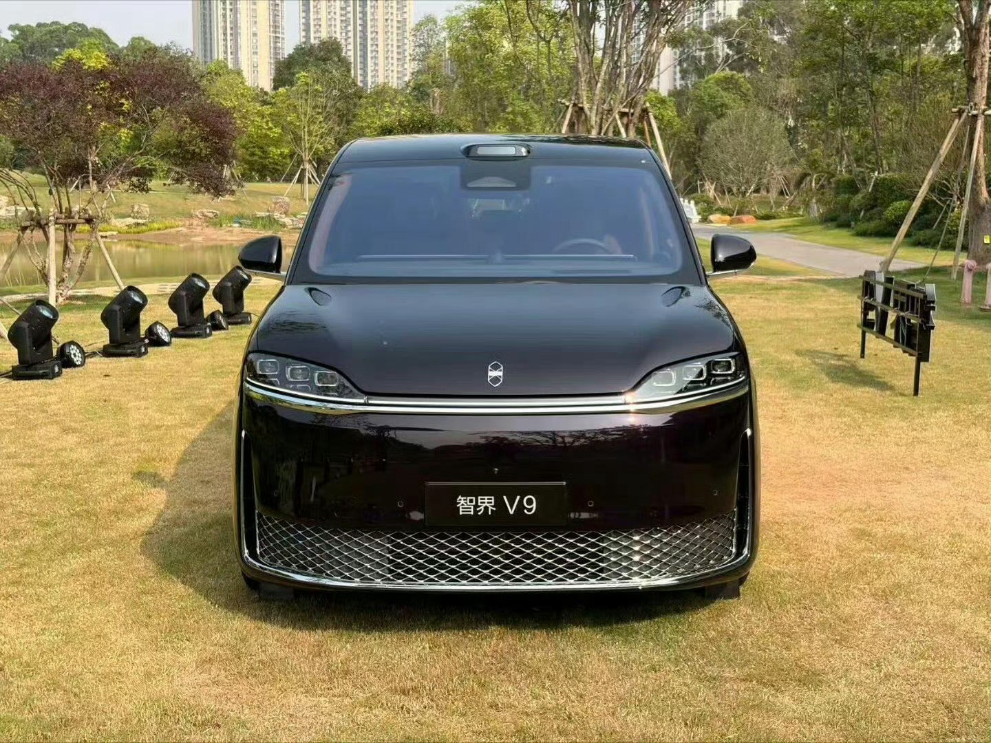旗舰气场，一眼瞩目。智界V9，以贯穿式灯组与镀铬格栅勾勒豪华轮廓，鸿蒙智行赋能，