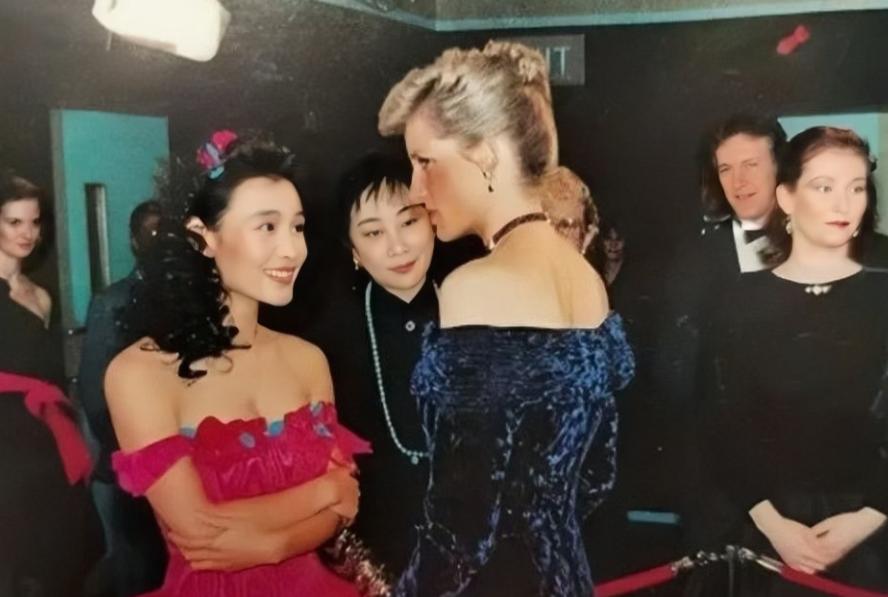 1986年，25岁的陈冲在英国参加王室晚宴时，与同岁的戴安娜王妃同框，陈冲穿红色