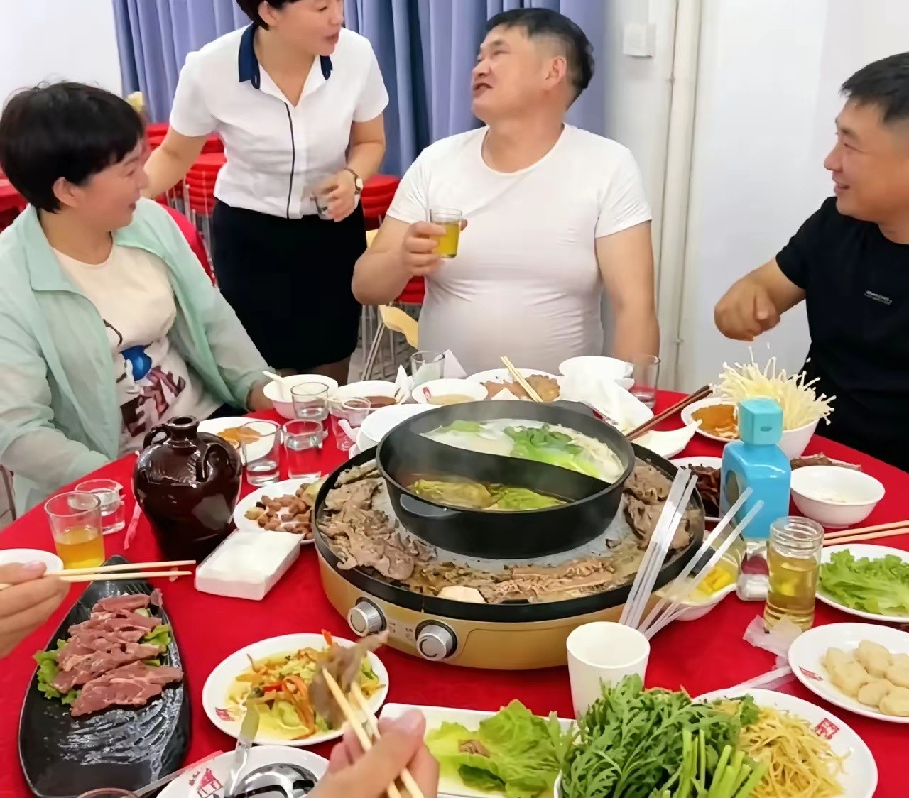 大衣哥商演一结束，立马回老家跟媳妇李玉华和朋友们聚餐。火锅烤肉造起来，小酒一端，