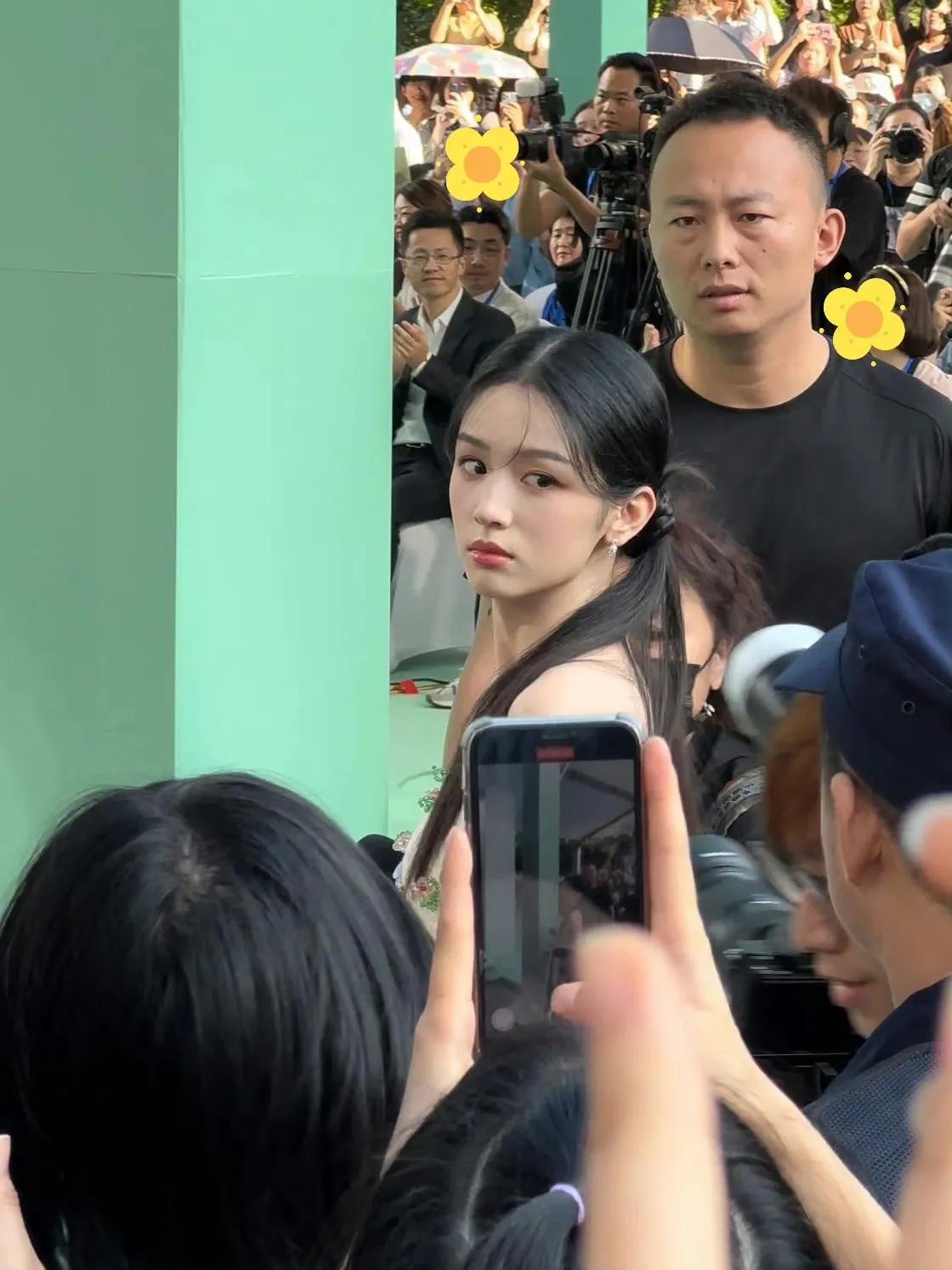 人群中她那么亮眼，娱乐圈可以和刘亦菲媲美的女星。