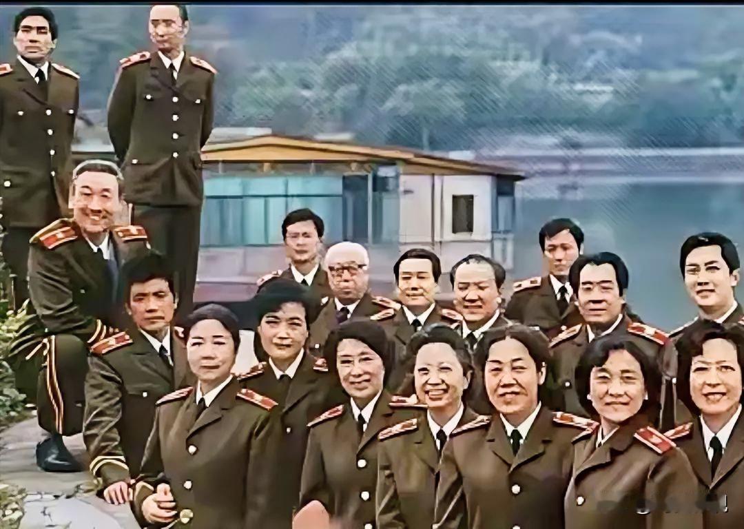 后排就认得出目若朗星、气宇不凡的唐国强，还有刘江，林默予，赵汝平。前排有田华老师