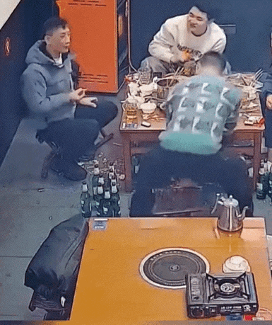 真的太解气了！朋友聚餐一言不合就摔酒瓶撒野，另一位男子全程淡定不吵不闹，起身就走
