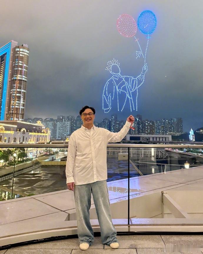 【陈奕迅焦虑症治疗两年尚不能停药】陈奕迅焦虑症病发忽然打冷颤据港媒报道，陈奕迅接