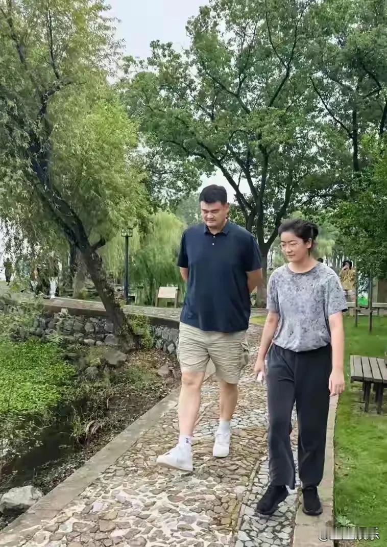 近日，姚明带着女儿现身苏州老家，瞬间成为街头焦点。画面中，姚明身形高大挺拔，女儿