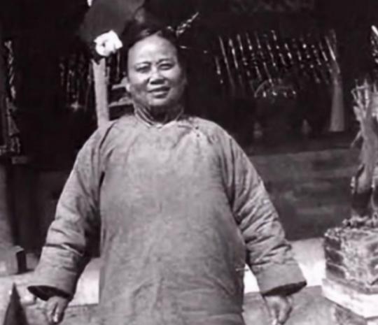 慈禧的贴身宫女回忆：入宫后，整晚都要侧着身子、夹紧双腿睡觉，期间不能改变姿势，其