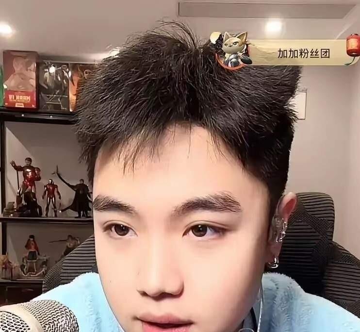 王小利二儿子王梓嘉直播时没忍住情绪，替妈妈李琳叫屈，话里话外都是憋屈。他说家里的