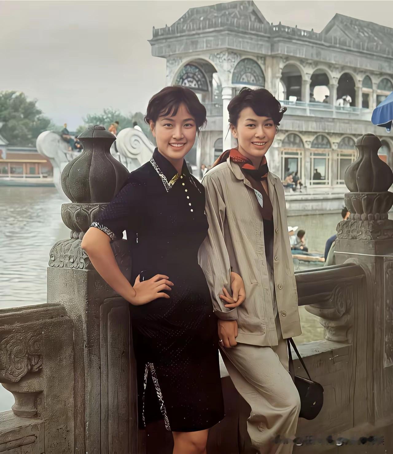 40多年前的世纪同框太珍贵！1980年刘晓庆与栗原小卷在北京颐和园石舫合影，恰逢