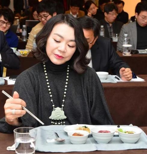 2014年，一架从美国飞往韩国的飞机的头等舱中，一个名叫赵显娥的乘客，向空乘人员