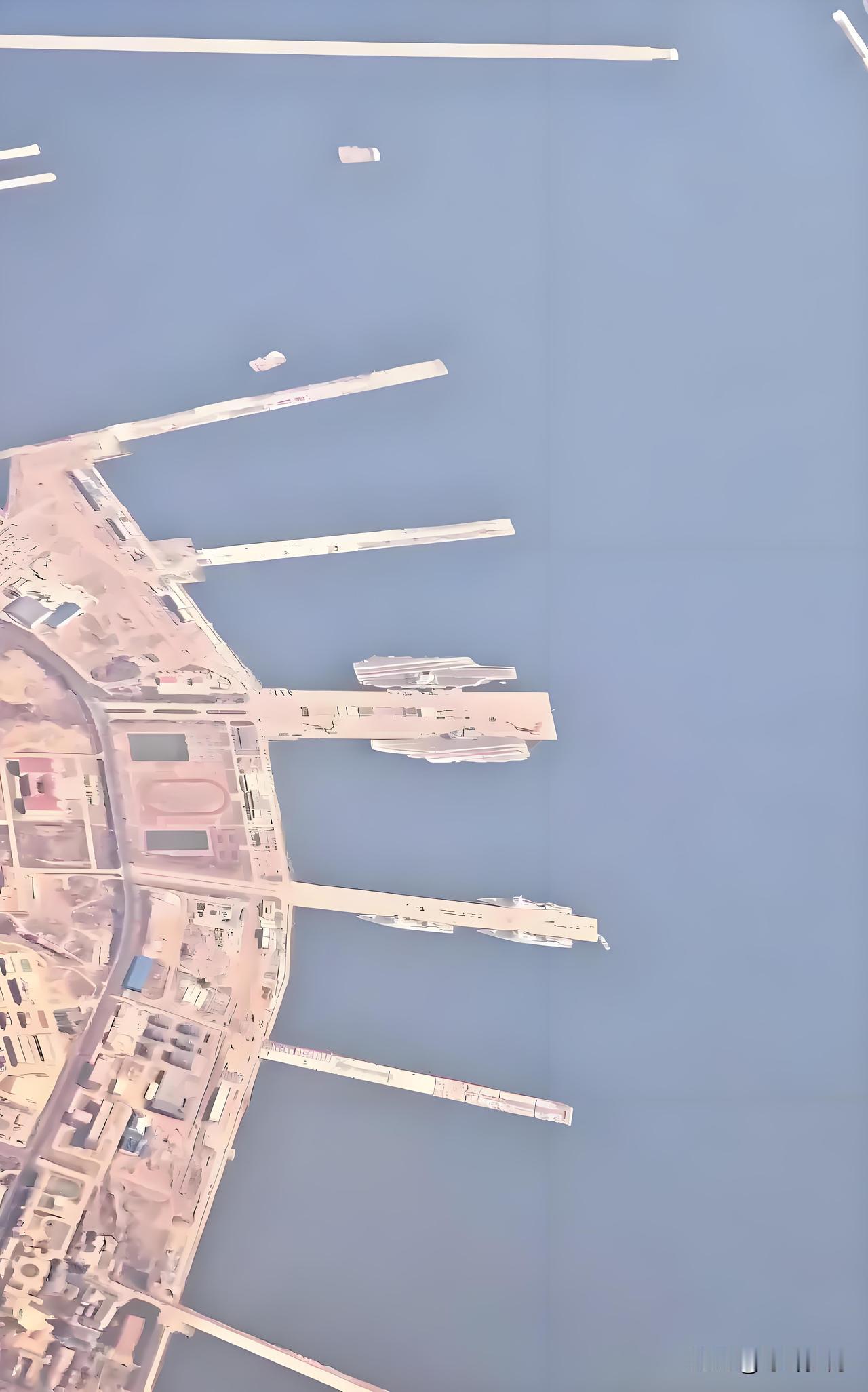 从空中俯瞰，规模宏大，展现大国海军的气势!目睹眼前的场景，内心的自豪感——油然