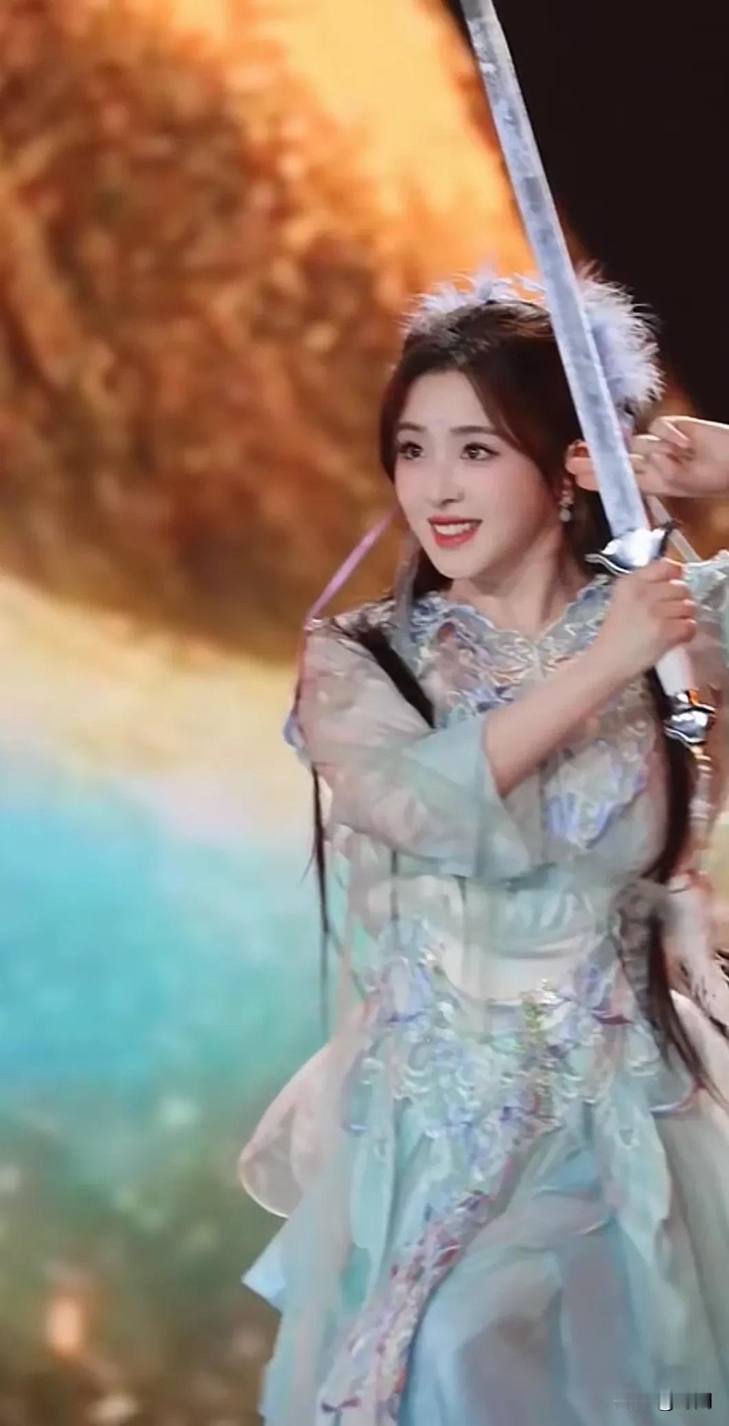 张含韵虽然36岁，但是褪去了青涩的面孔，拥有成熟风韵的外表后，更加的有热度了，让