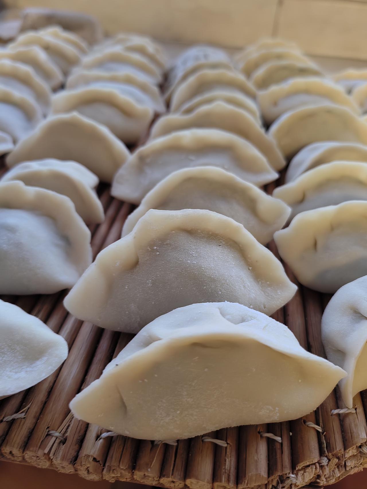 饺子就酒越喝越有。包的饺子挺好看，哈哈。