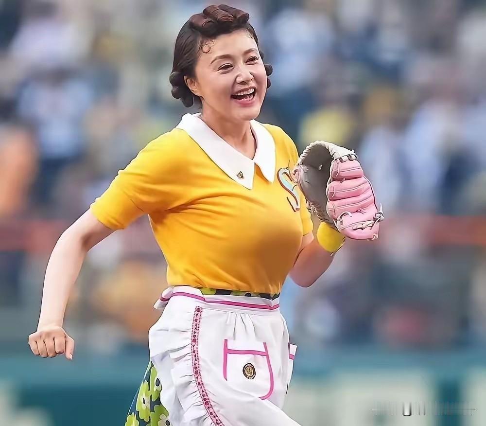 这居然是郭天王前女友藤原纪香近照，55岁老阿姨了，让人感慨美人迟暮岁月不饶人。