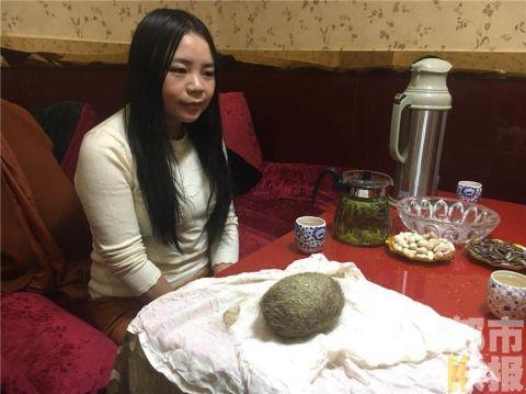汉中市民在猪肚子里发现“怪蛋” 约有一斤重