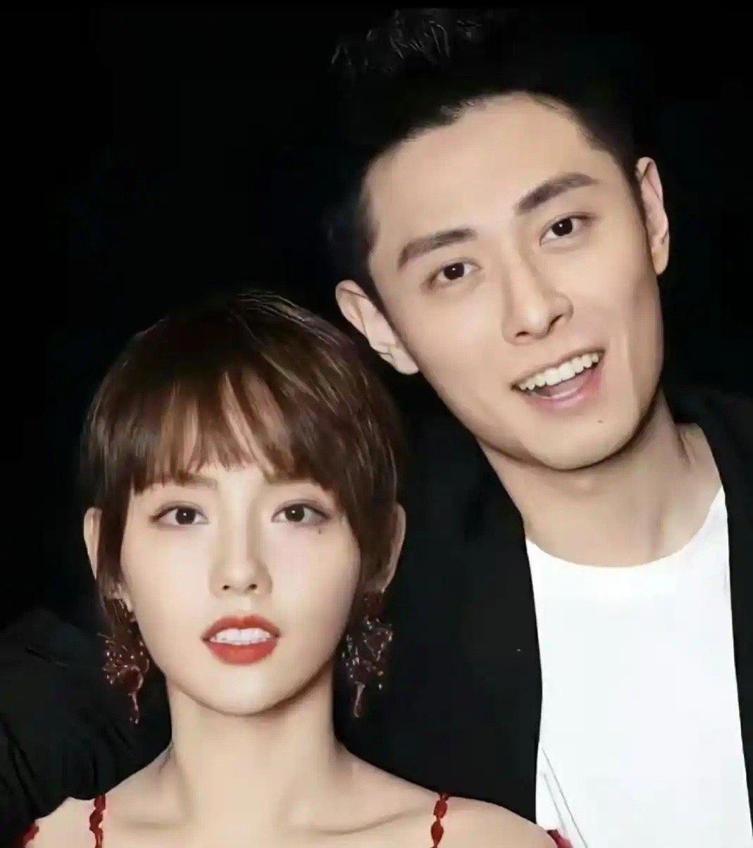 买超再当爸！出轨对象挺孕肚上位，张嘉倪8年无婚礼输惨！买超被曝陪“小