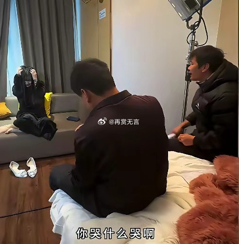 导演因女演员多次NG，直接拿剧本打人，边打边骂，最后甩下一句“不拍了”收工。网友