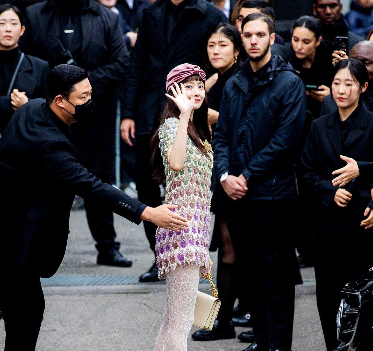 林允儿巴黎时装周，孔雀图案短裙，甜美怡人。林允儿